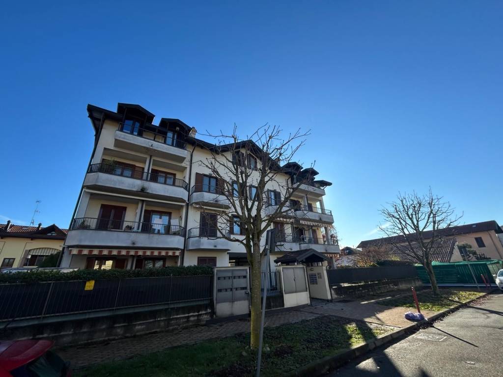 Appartamento a Cardano al campo in Via Carreggia - Foto 2