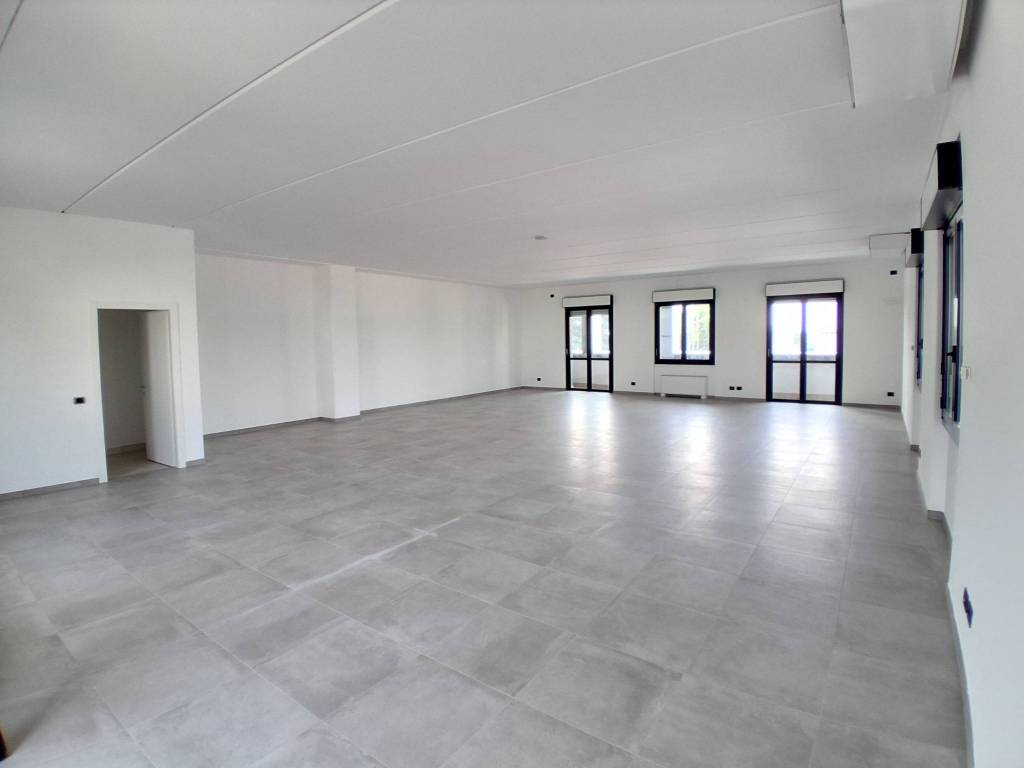 Palazzo / stabile a Merate in Via Bergamo, 99 - Foto 2