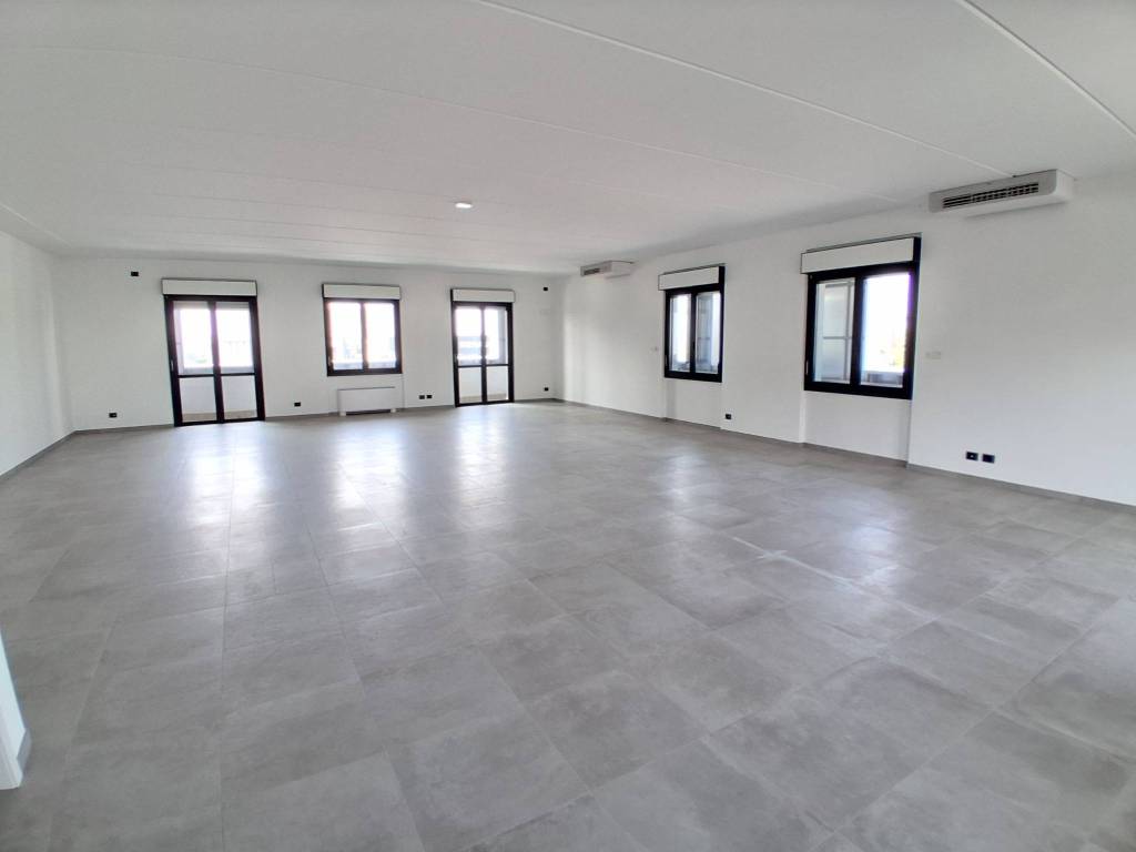 Palazzo / stabile a Merate in Via Bergamo, 99 - Foto 3