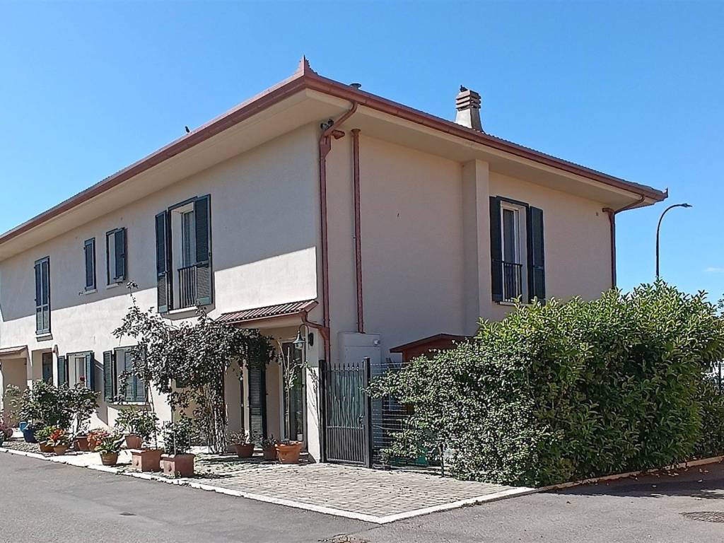 Villa a Grosseto in QUARTIERE IL BORGO ZONA COMMENDONE CENTRO COMMERCIALE MAREMA - Foto 2