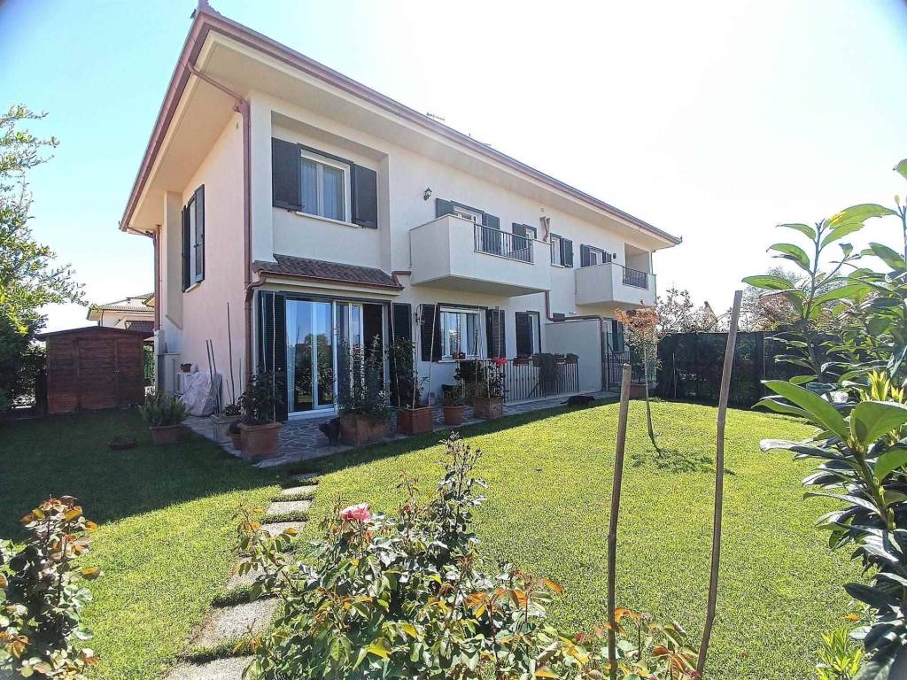 Villa a Grosseto in QUARTIERE IL BORGO ZONA COMMENDONE CENTRO COMMERCIALE MAREMA - Foto 3