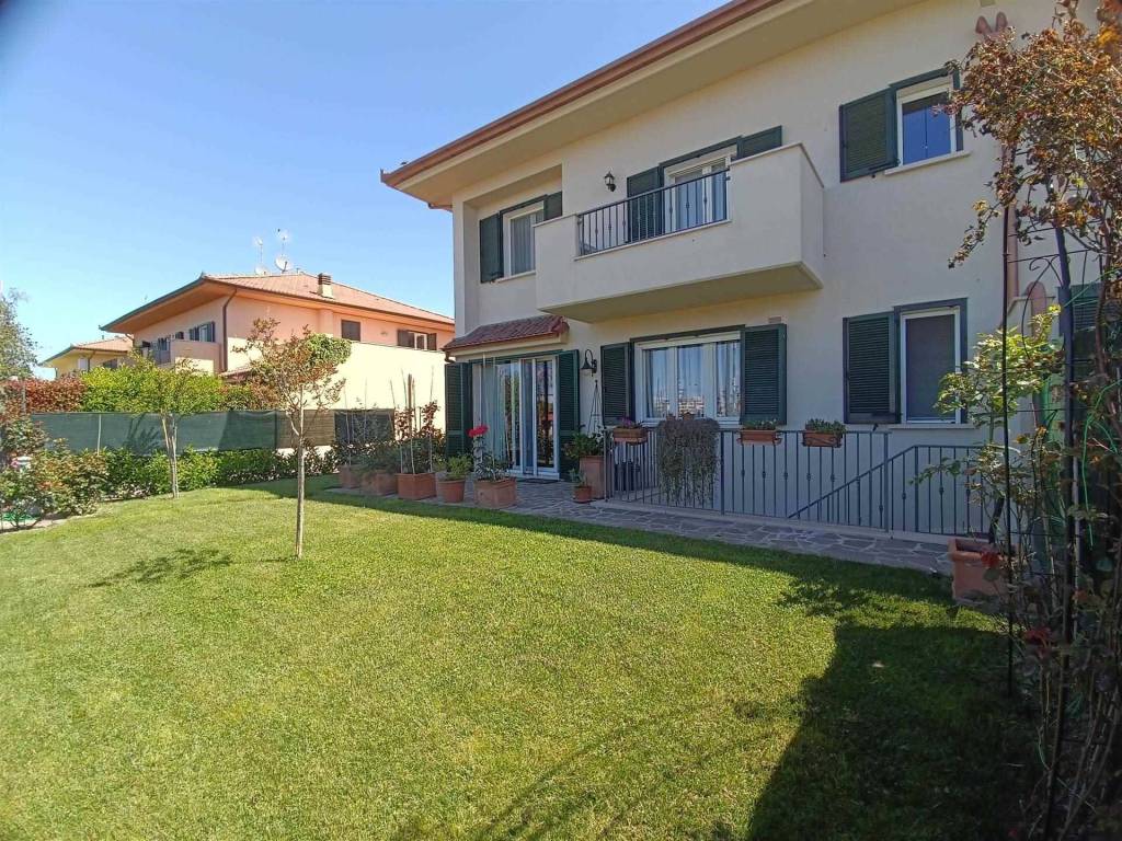 Villa a Grosseto in QUARTIERE IL BORGO ZONA COMMENDONE CENTRO COMMERCIALE MAREMA - Foto 4