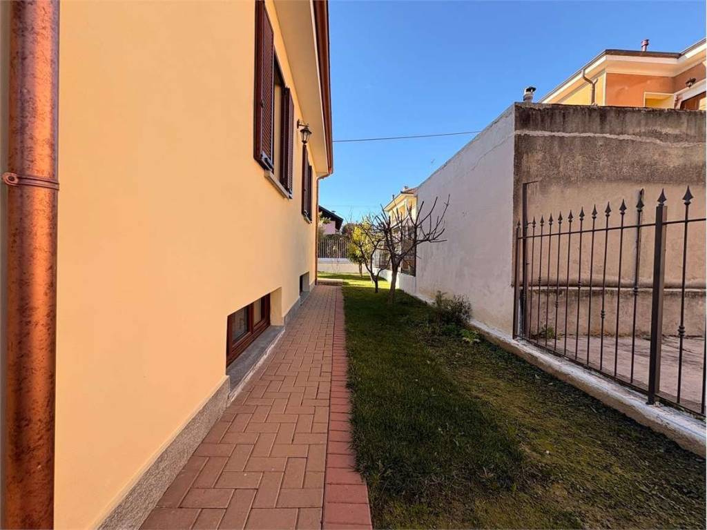Villa a Pinerolo in Via Buffa di Perrero, 6 - Foto 3