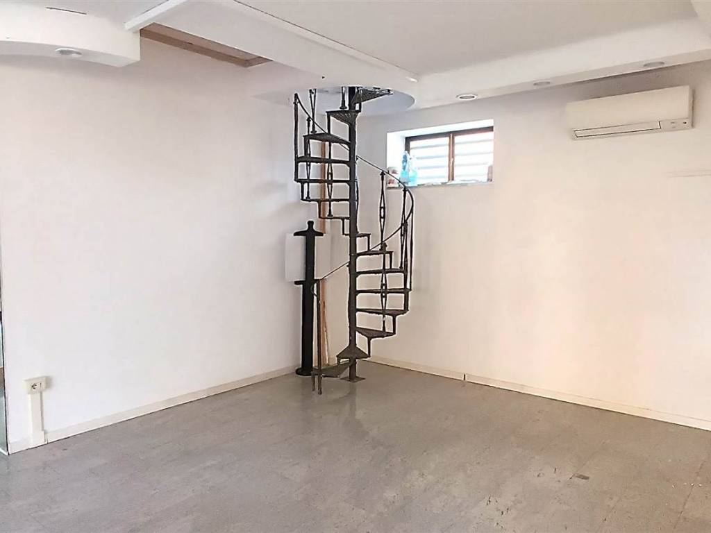 Immobile a Grosseto in ZONA COMEMRCIALE DEL QUARTIERE DI BARBANELLA - Foto 3