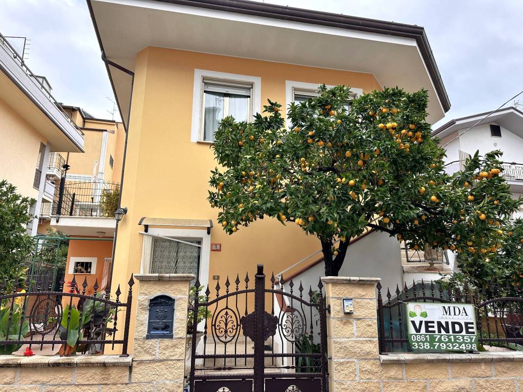 Appartamento a Alba adriatica in Via Repubblica di San Marino, 5 - Foto 2