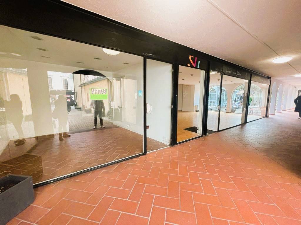 Immobile a Luino in Via Vittorio Veneto , 33 - Foto 2