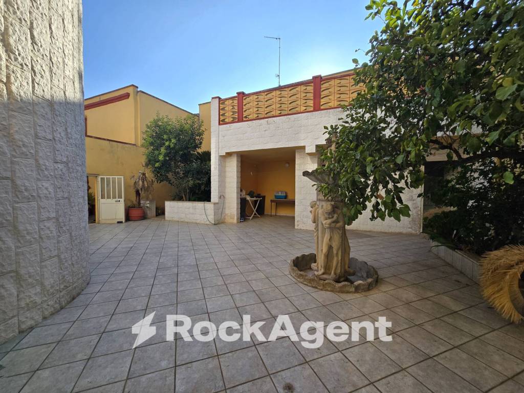 Palazzo / stabile a Carmiano in Via Principe di Napoli, 31 - Foto 2