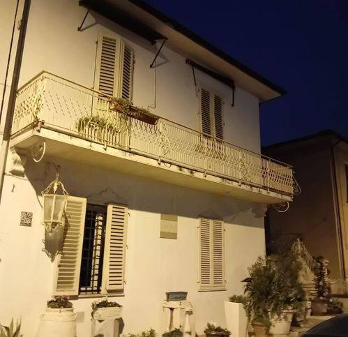 Villetta a schiera a Pontedera in Piazza Caduti Divisione Acqui Cefalonia E Corfu - Foto 2