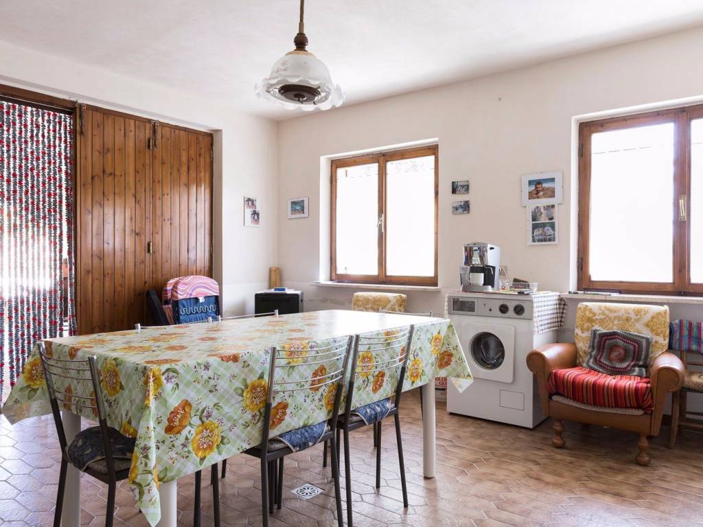 Villa a Scheggia e pascelupo in Strada Statale 3, 42 a - Foto 2