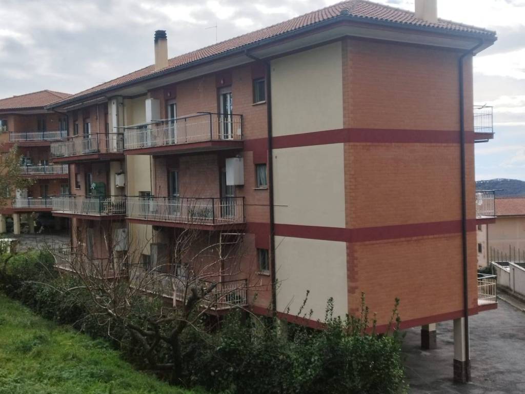 Appartamento a Tolfa in Via G. Amendola - Foto 2