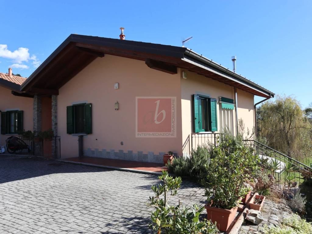 Villa a Besozzo in Via San Francesco d'Assisi - Foto 2