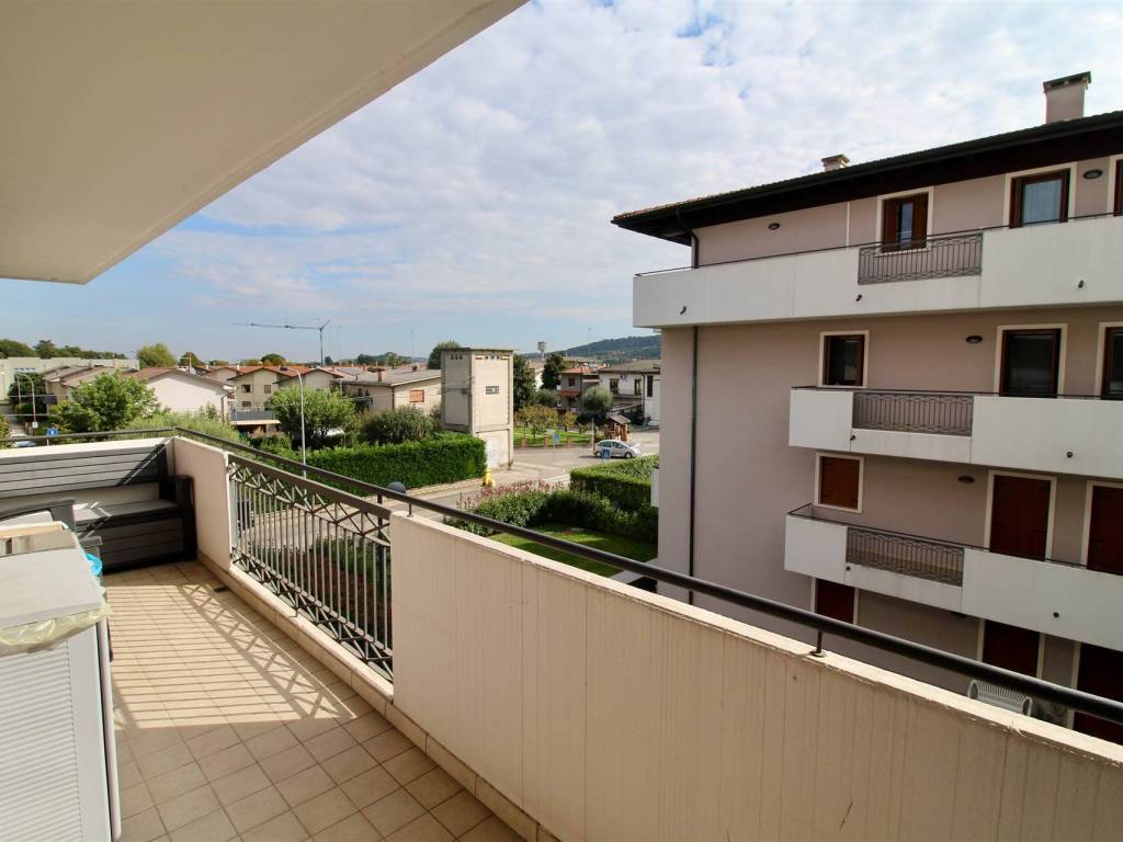 Appartamento a Montecchio maggiore in via tecchio - Foto 5