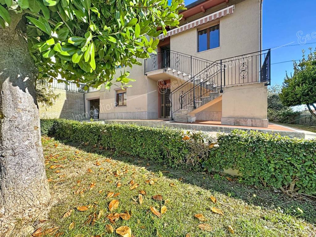 Villa a Castelfidardo in Via Armando Diaz, 3 - Foto 2