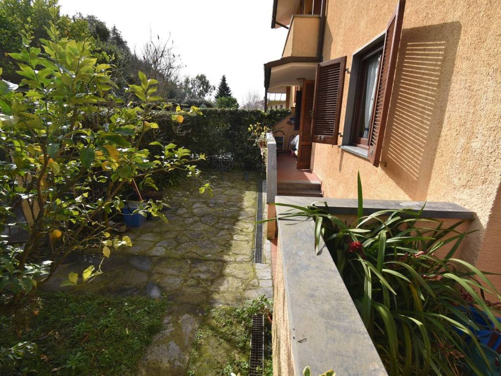Villa a Pietrasanta in Via Lago di Orta - Foto 2