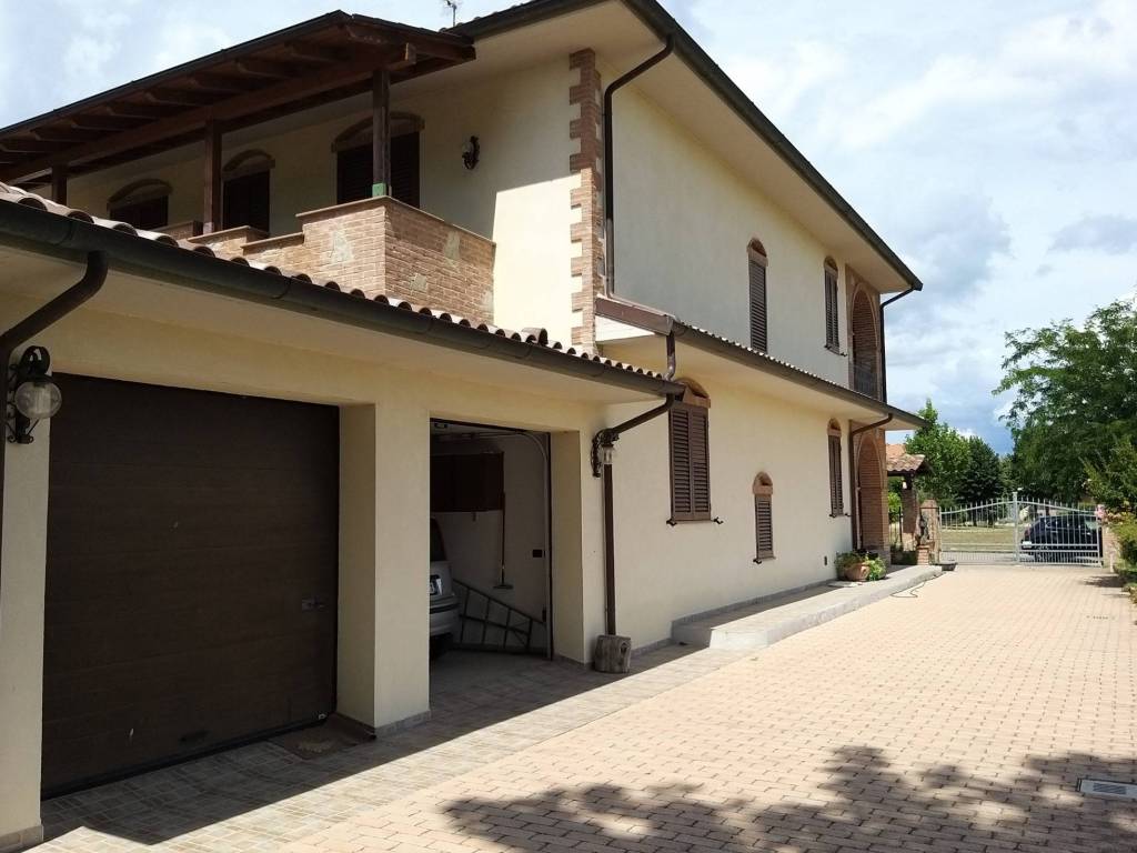 Villa a Castiglione del lago in Via Giuseppe Saragat - Foto 4