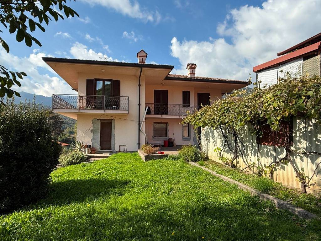 Villa a Asso in Via Carlo Mazza, 4 - Foto 2