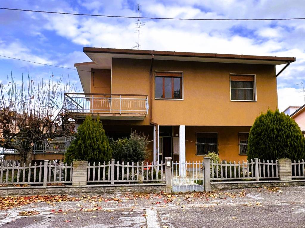 Villa a Bondeno in Via Normandia, 4 - Foto 2