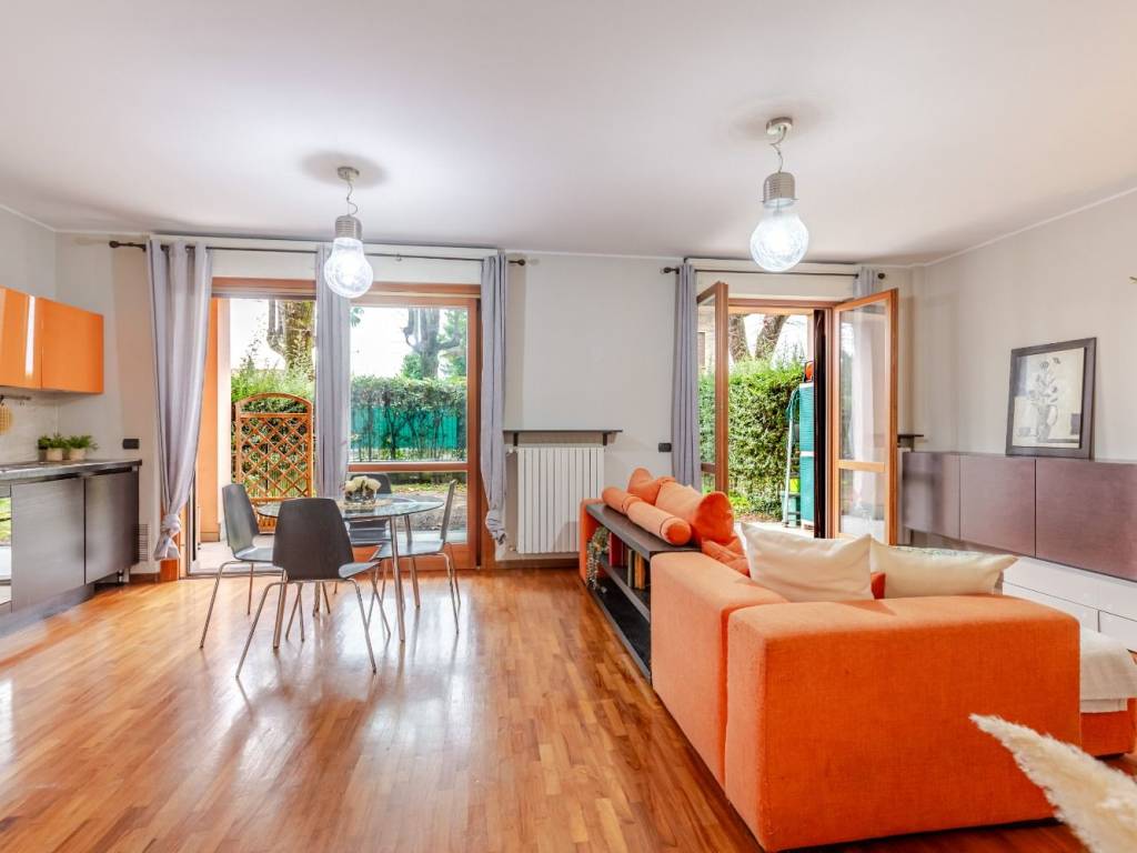 Appartamento a Tradate in Viale Guglielmo Marconi, 11 - Foto 2