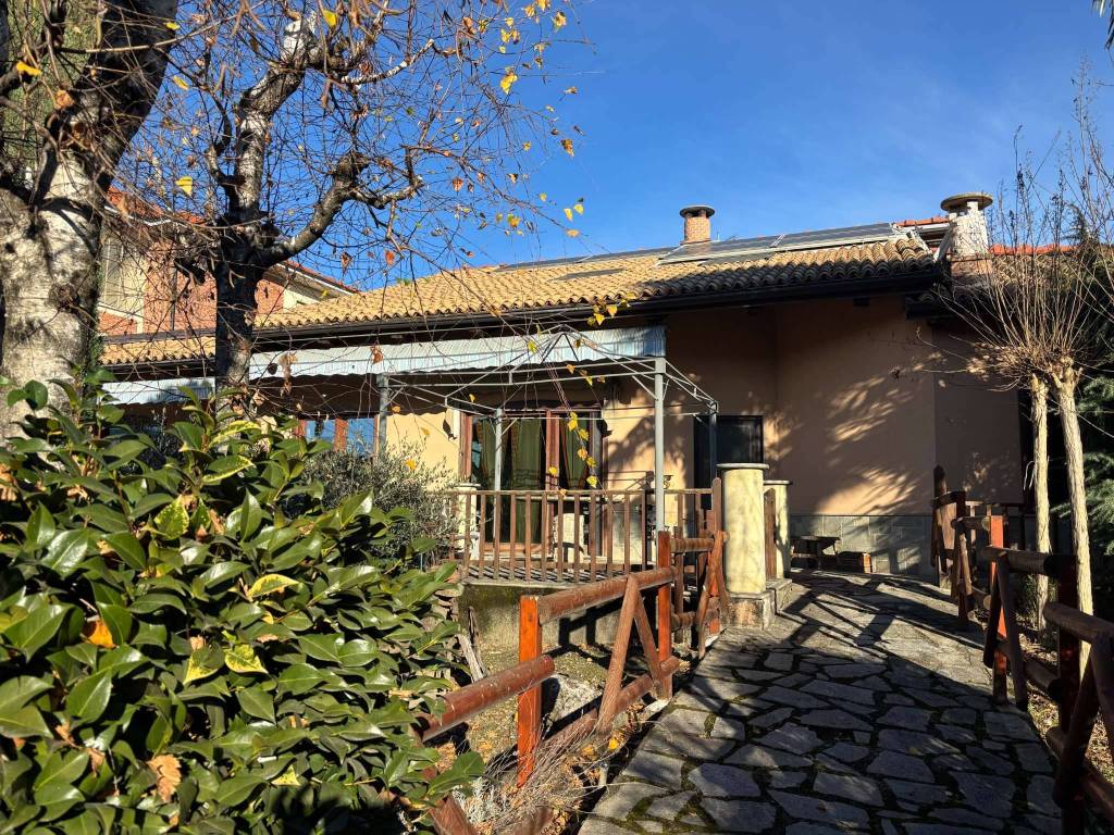 Villa a Cavour in via Cottolengo 10 - Foto 2