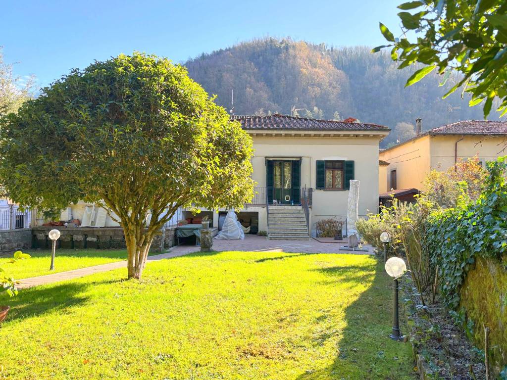 Villa a Bagni di lucca in Via Umberto I, 167 - Foto 2