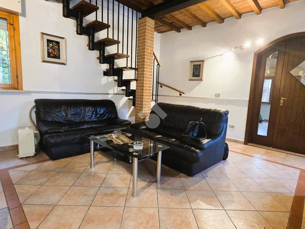 Villa a Roncoferraro in Via C. Battisti, 1 - Foto 2