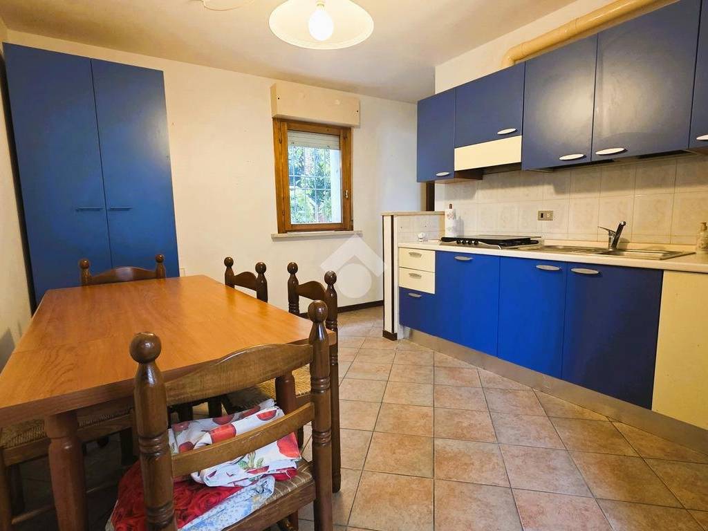 Villa a Roncoferraro in Via C. Battisti, 1 - Foto 4