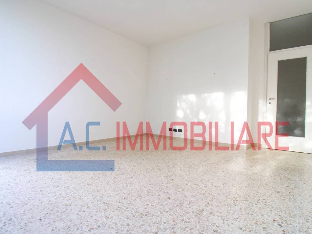 Appartamento a Vergiate in Via Peschiera, 21 - Foto 4
