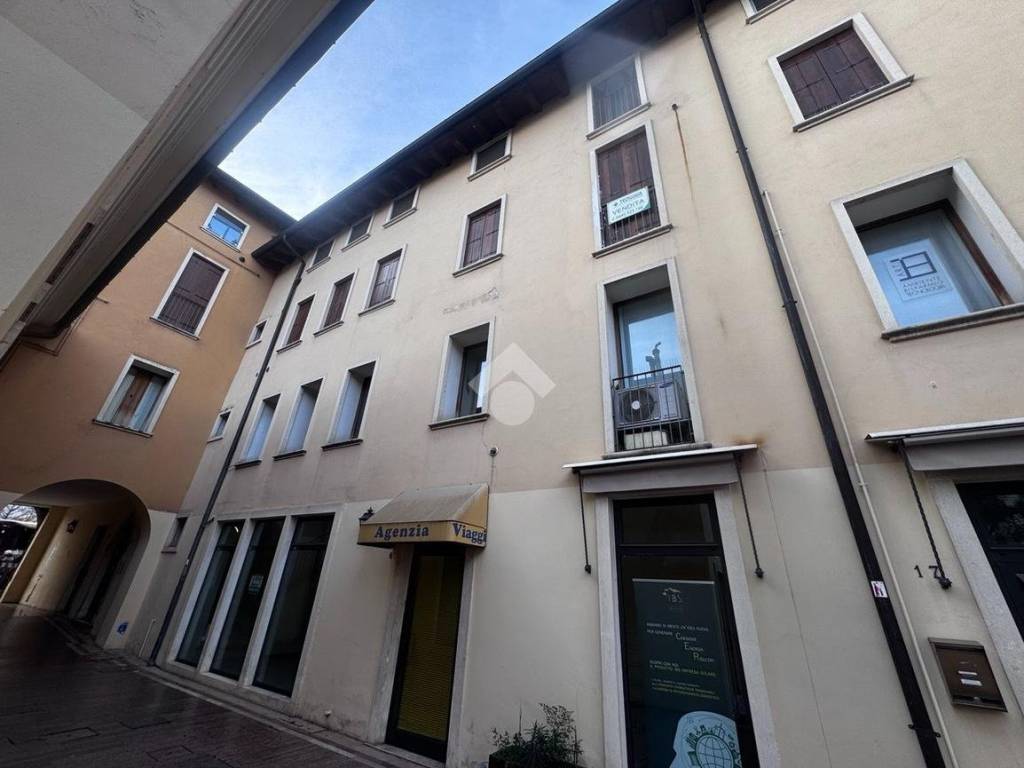 Appartamento a Schio in Piazza Alessandro Rossi, 15 - Foto 2