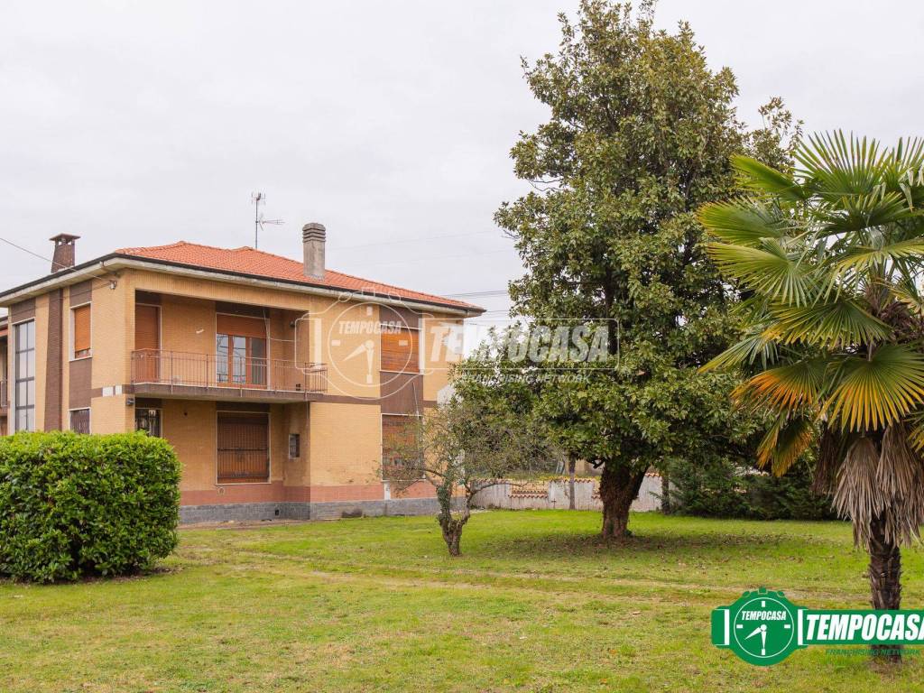 Villa a Oleggio in Via Gallarate 79 - Foto 2