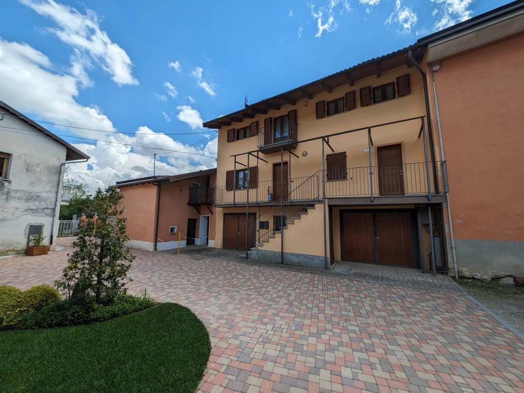 Appartamento a Roccasparvera in Via Stefano Viale, 7 - Foto 2