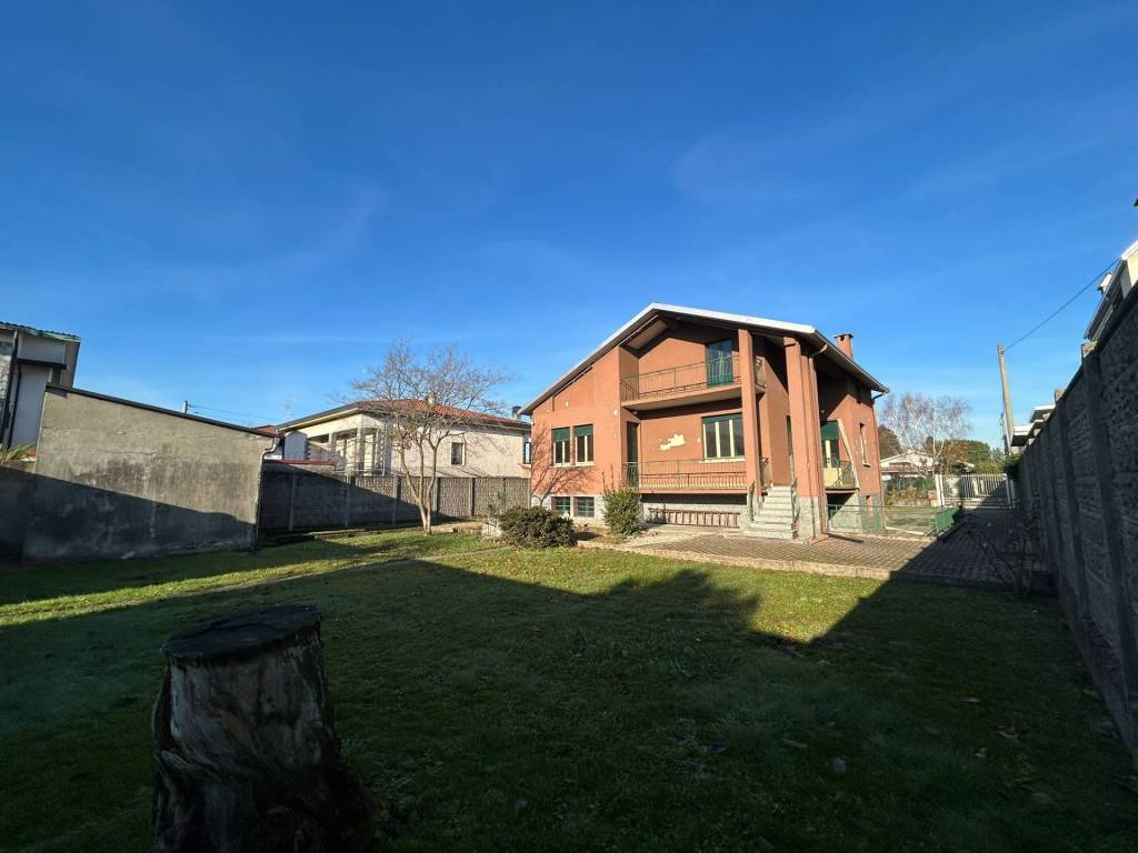 Villa a Solbiate olona in VIA IV NOVEMBRE, 93 - Foto 4
