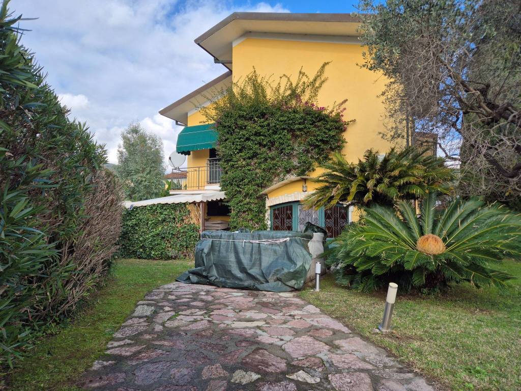 Villa a Ameglia in Via Cristoforo Colombo, 65 - Foto 2