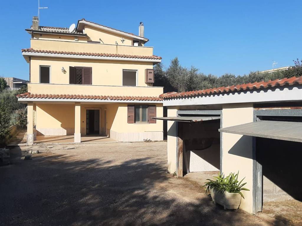 Casa indipendente a Albano laziale in Via degli Ulivi, 10 - Foto 2
