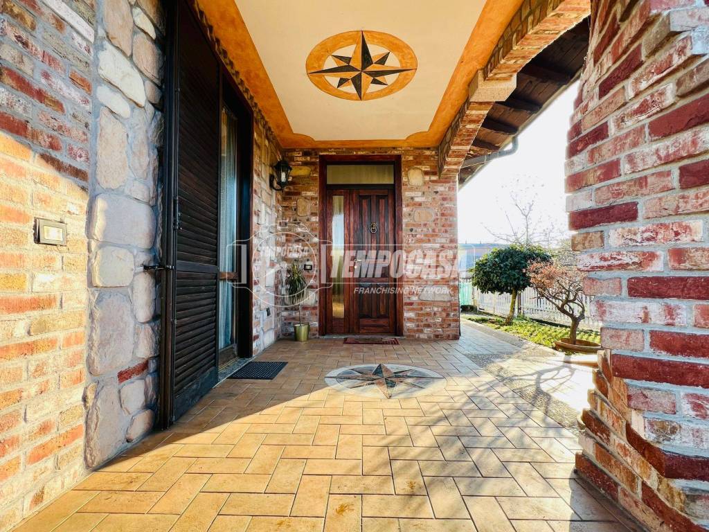 Villa a Lonate pozzolo in Viale Leonardo da Vinci, 23 - Foto 2