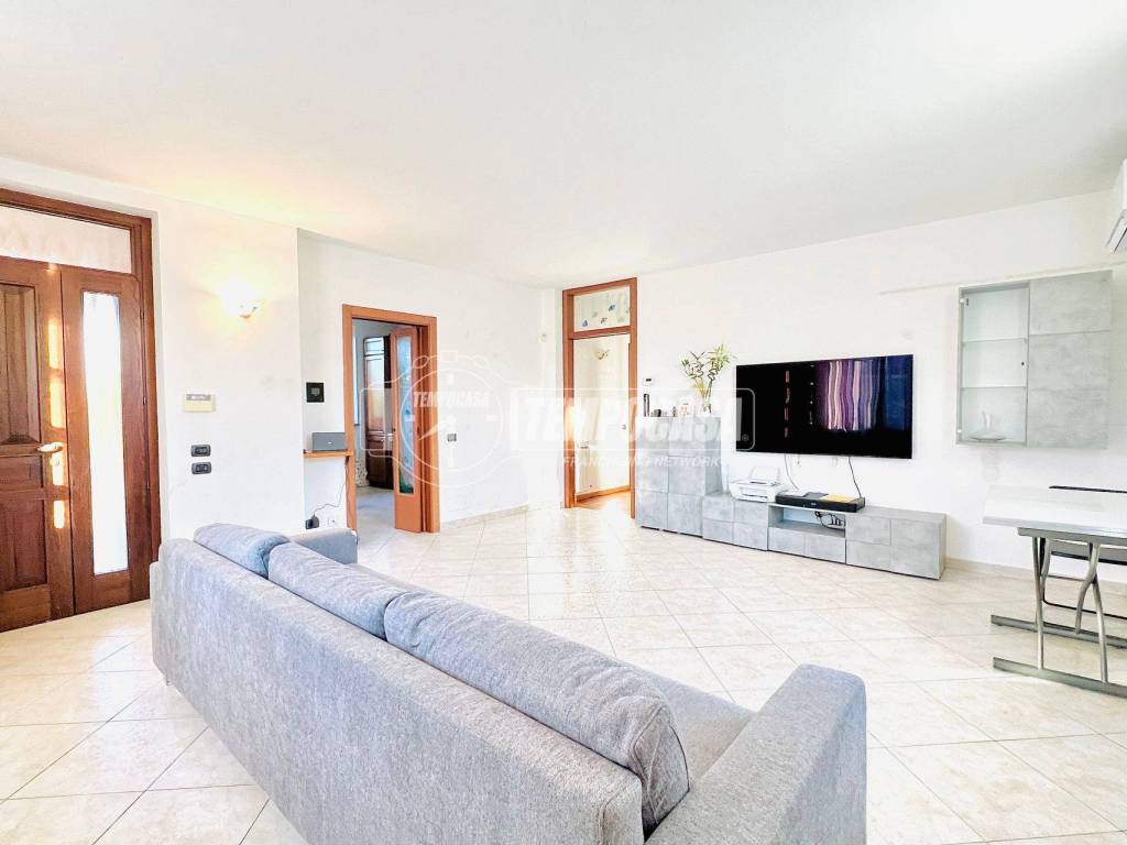 Villa a Lonate pozzolo in Viale Leonardo da Vinci, 23 - Foto 3