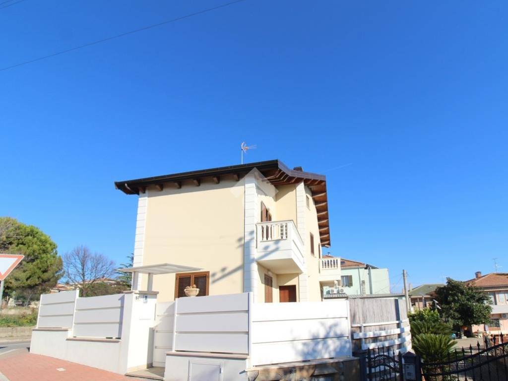 Villa a Roseto degli abruzzi in Via Salara, 57 - Foto 4