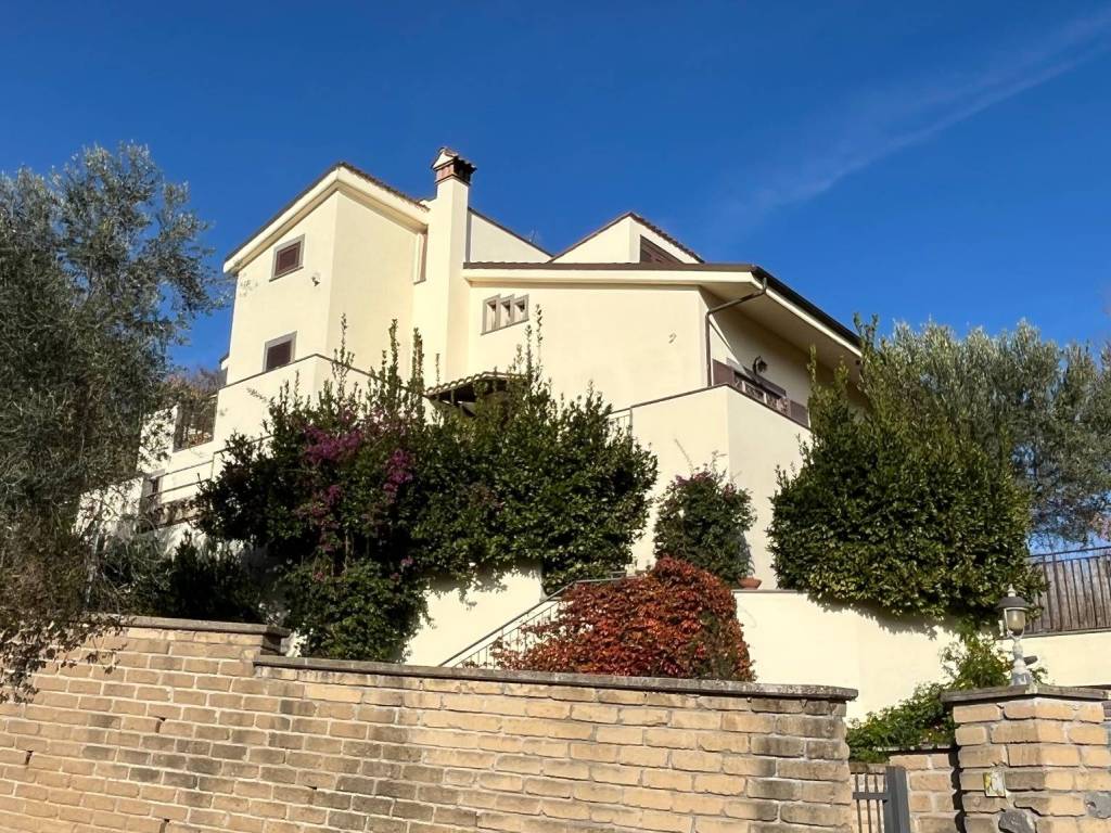 Villa a Bracciano in Via Santa Lucia - Foto 2