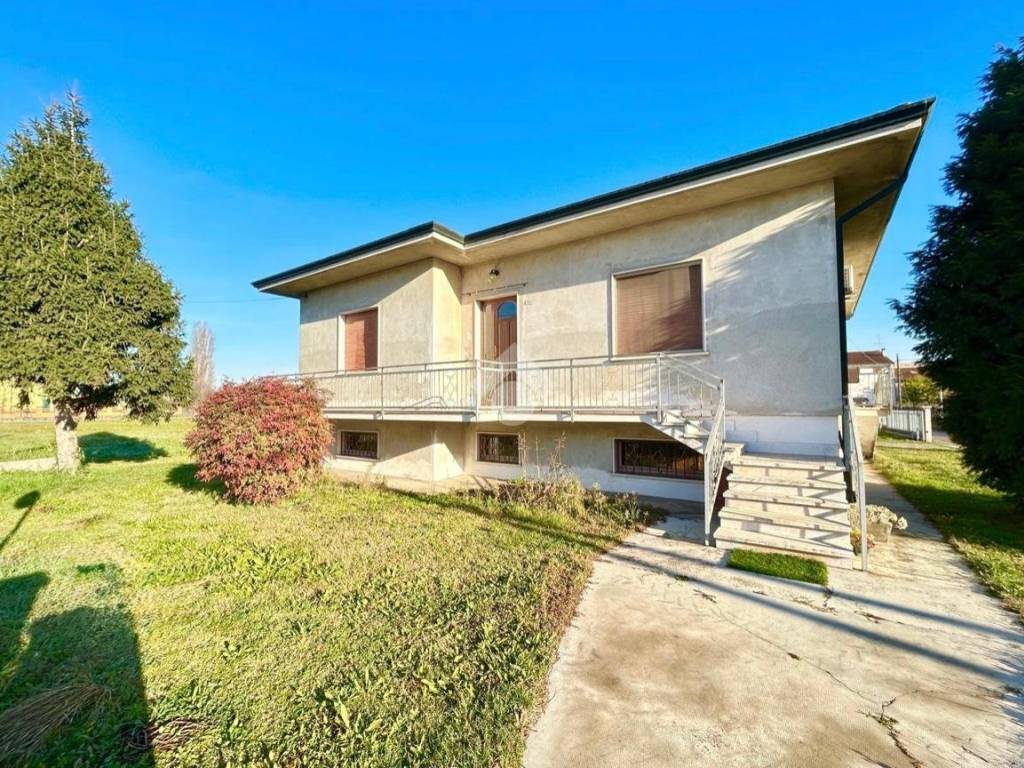 Villa a Mozzecane in strada Quistello, 116 - Foto 3