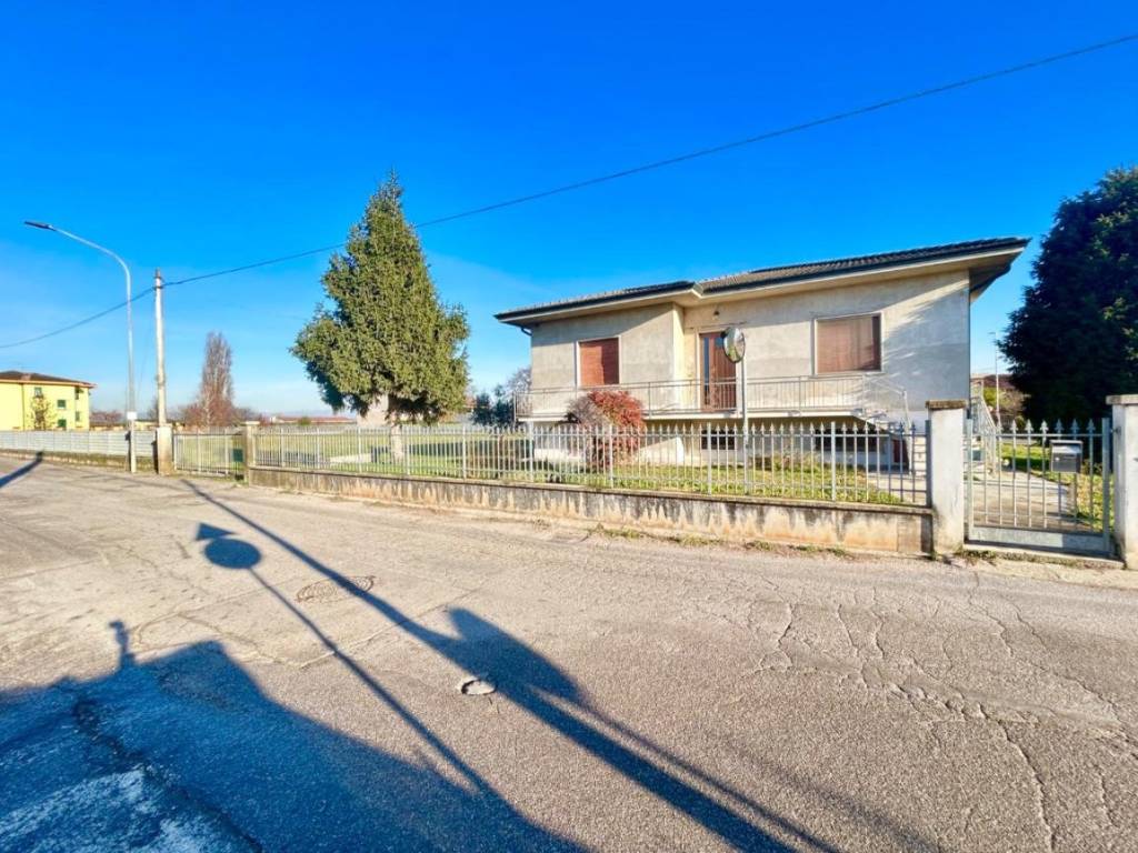 Villa a Mozzecane in strada Quistello, 116 - Foto 4