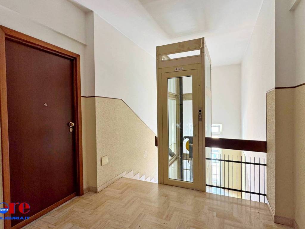 Appartamento a Finale ligure in Via Ippolito Nievo, 5 - Foto 2