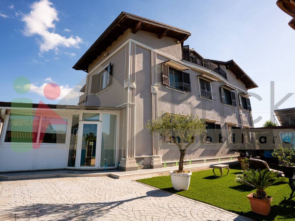 Villa a Aprilia in Via Dora Baltea - Foto 2