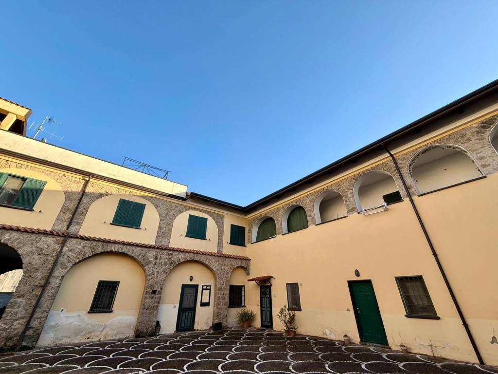 Appartamento a Salerno in Via Firmio Leonzio, 18 - Foto 2