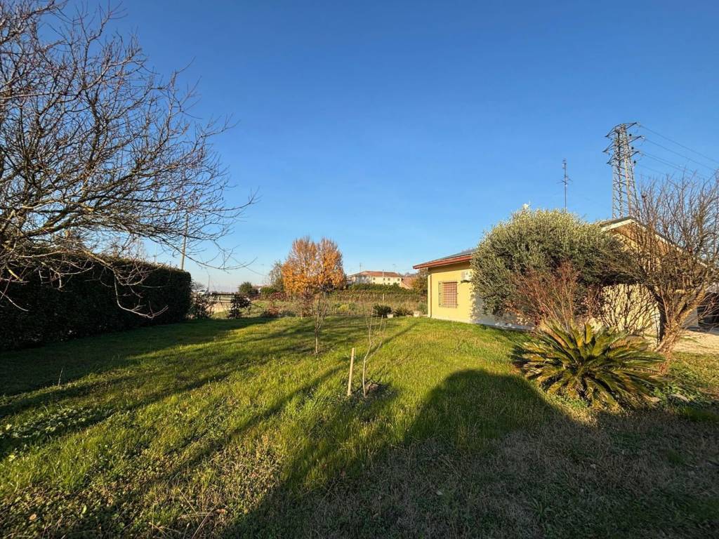 Villa a Legnago in Via Piazzetta G. Carducci , 1 - Foto 2