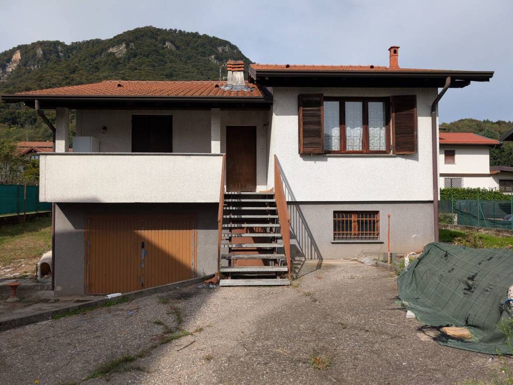 Villa a Bisuschio in Via Giuseppe Mazzini, 18 - Foto 2