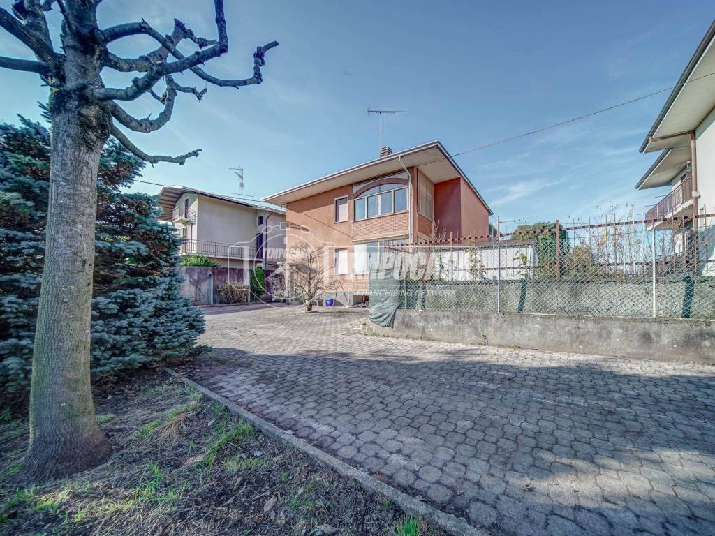 Villa a Borgomanero in Via Monsignore Cavigioli - Foto 2