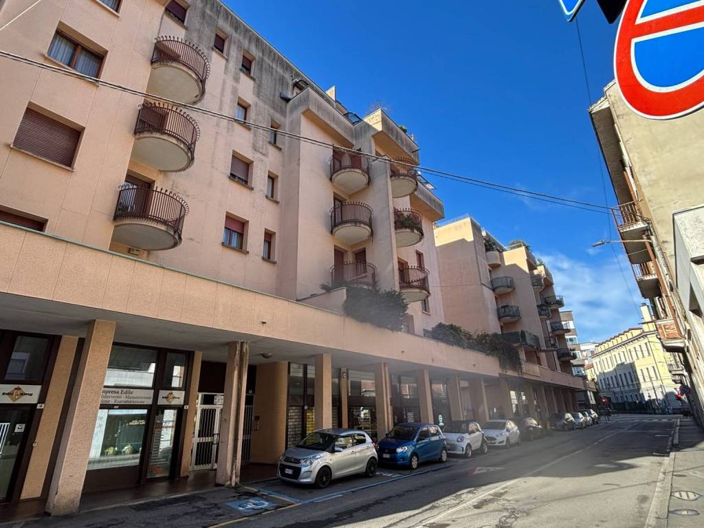 Appartamento a Saronno in Via Giuseppe Verdi, 8 - Foto 3