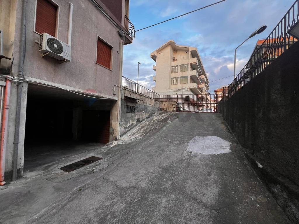 Box / garage a Catania in Via Guido Gozzano, 1 - Foto 2