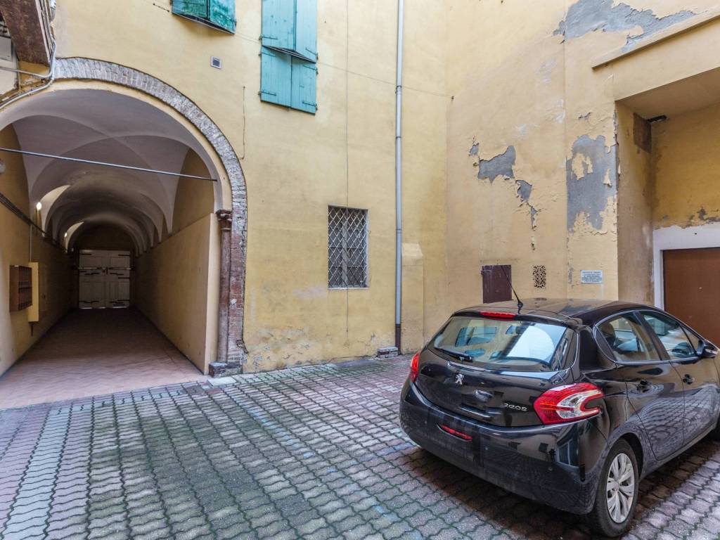 Box / garage a Bologna in Via San Felice, 31 - Foto 2