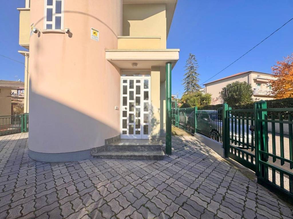 Casa indipendente a Giulianova in Via Enrico Fermi, 4 - Foto 3