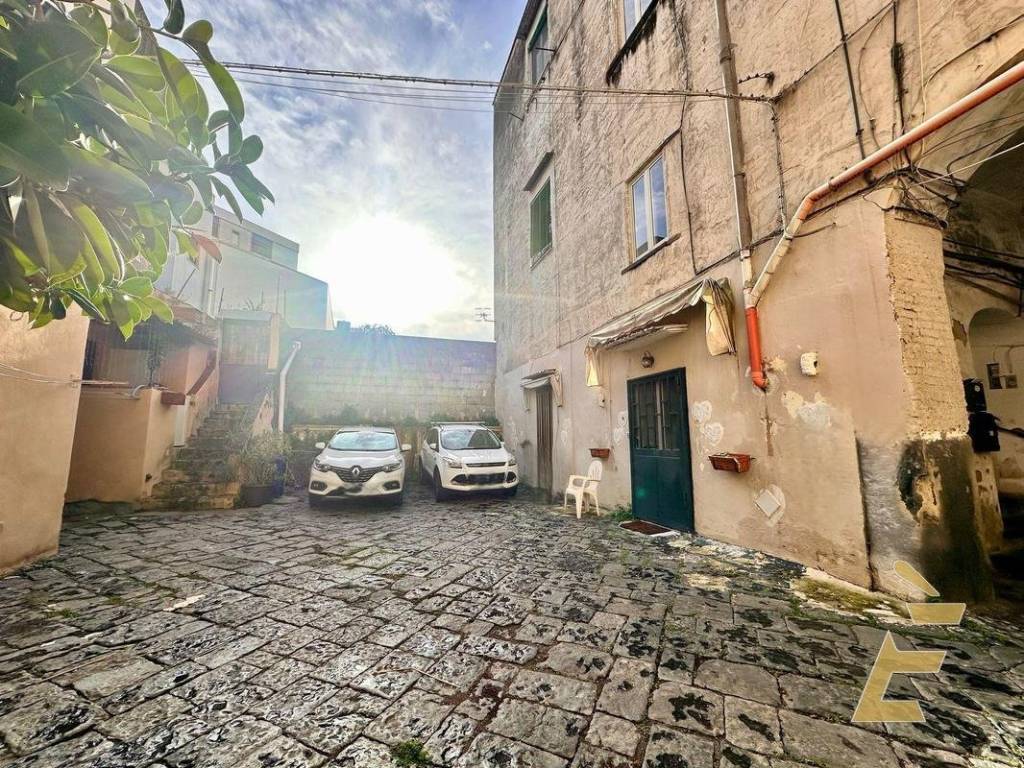Appartamento a Portici in CORTILE PRIMO CARLO E LUIGI GIORDANO, 14 - Foto 4